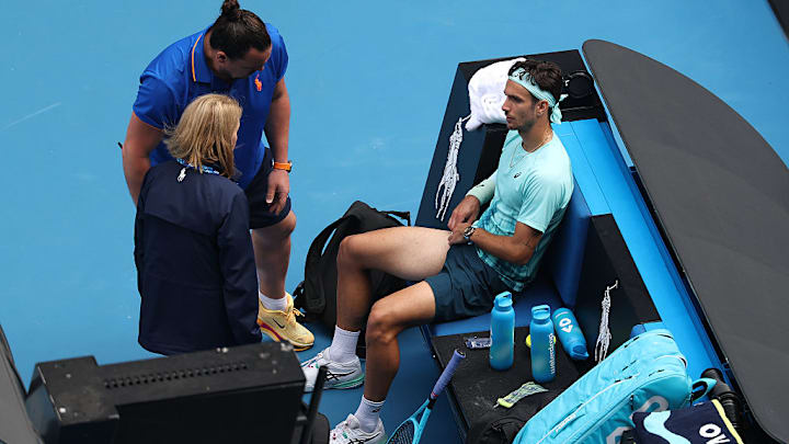 Lorenzo Musetti es valorado por el cuerpo médico antes de retirarse del Abierto de Australia. Lorenzo Musetti es valorado por el cuerpo médico antes de retirarse del Abierto de Australia.