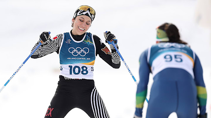 Regina Martínez recibe palabras de aliento de sus compañeras al momento de cruzar la meta.