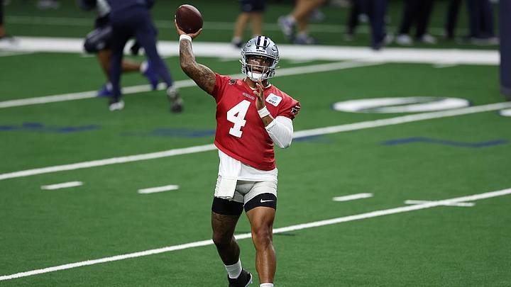 El quarterback de los Cowboys, Dak Prescott, lanzó para 4552 yardas y 30 touchdowns la temporada pasada. El quarterback de los Cowboys, Dak Prescott, lanzó para 4552 yardas y 30 touchdowns la temporada pasada.
