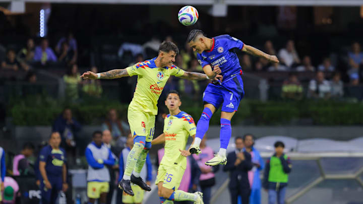 Cristian Calderón y Uriel Antuna disputan un balón en la final del Clausura 2024