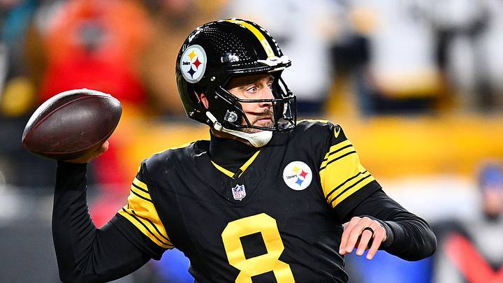 La decisión de Aaron Rodgers se cierne sobre los Steelers.