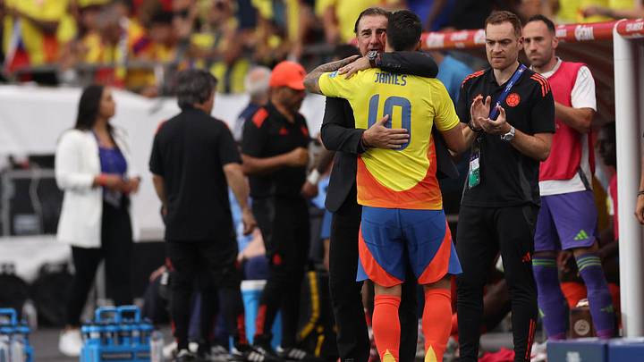 Néstor Lorenzo abraza a James en un partido de la Copa América 2024 Néstor Lorenzo abraza a James en un partido de la Copa América 2024