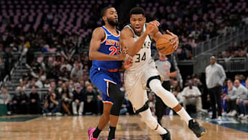 Giannis Antetokounmpo volteó el libro de reglas ayer martes en la NBA al caminar con el balón por casi media cancha.