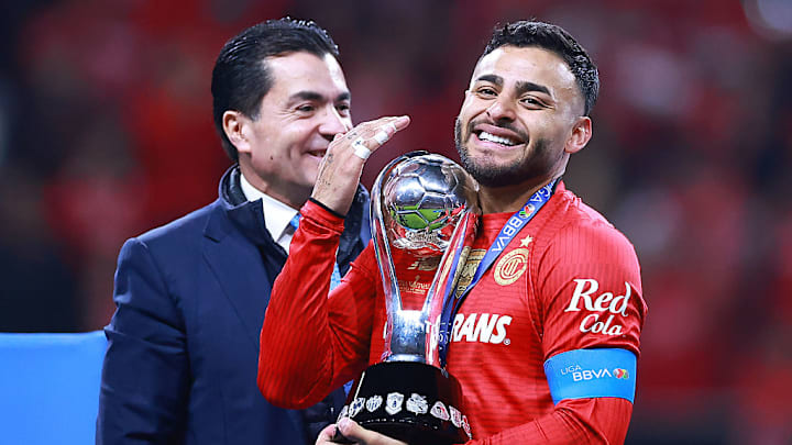 Alexis Vega carga el trofeo de campeón del Apertura 2025 de la lIga MX Alexis Vega carga el trofeo de campeón del Apertura 2025 de la lIga MX
