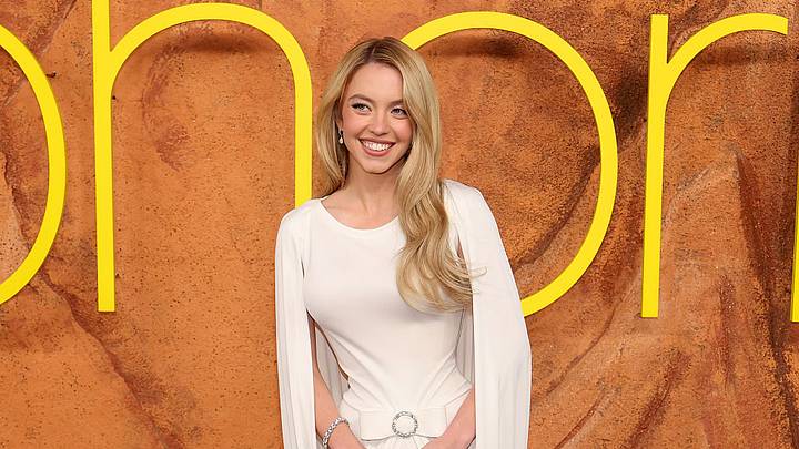 La actriz Sydney Sweeney en una alfombra roja de la serie Euphoria.