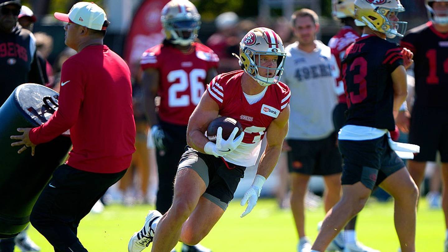 I giocatori dei 49ers si allenano durante il training camp, con segni di miglioramento e competitività