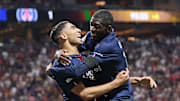 Dembélé celebra su gol, el segundo del PSG, con Hakimi.