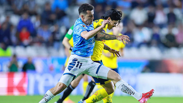 Oussama Idrissi, del Pachuca, disputa el balón con Víctor Dávila, del América.