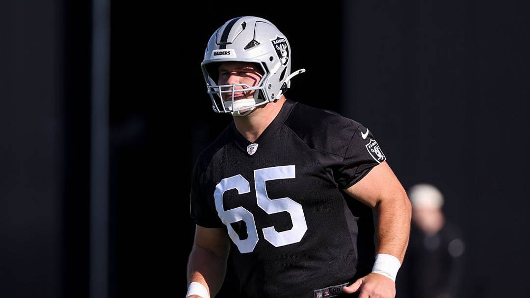 El centro de los Raiders, Tyler Linderbaum, está ayudando a la primera selección, Fernando Mendoza, a adaptarse a la NFL.