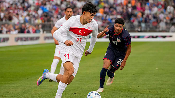 Ein bislang seltenes Bild: Can Uzun auf dem Platz für die Türkei