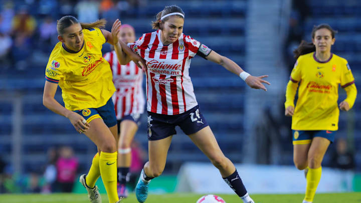 Karina Rodríguez (I), del América, disputa el balón con Alicia Cervantes, de Chivas.