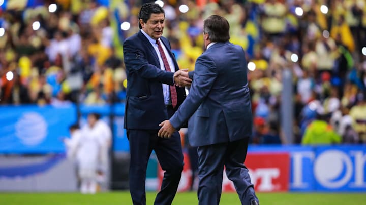 Luis Fernando Tena y Miguel Herrera se saludan en un partido del Apertura 2019 de la Liga MX.