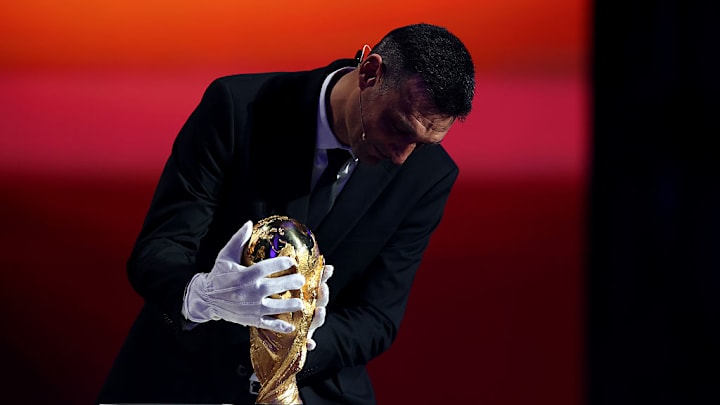 Scaloni y los guates blancos que utilizó para colocar la Copa del Mundo. Scaloni y los guates blancos que utilizó para colocar la Copa del Mundo.