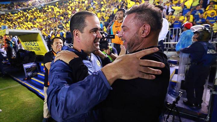 Andre Jardine y Antonio Mohamed se abrazan en un partido del Clausura 2025 Andre Jardine y Antonio Mohamed se abrazan en un partido del Clausura 2025