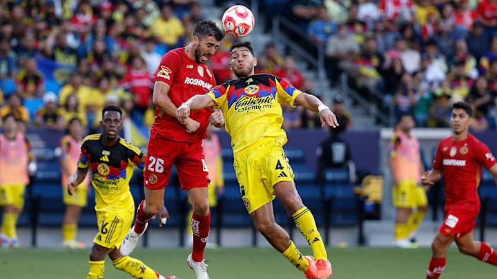 Paulinho (Toluca) y Sebastián Cáceres (América) disputan un balón aéreo