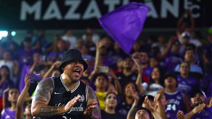 Aficionados del Mazatlán FC alientan a su equipo en el último partido en Sinaloa