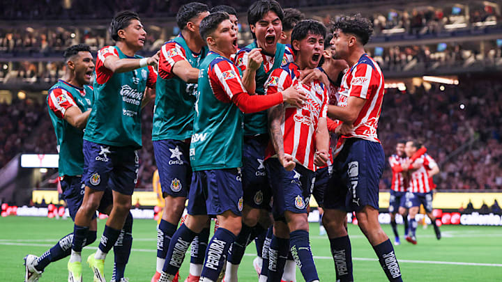 Santiago Sandoval celebra un gol con Chivas