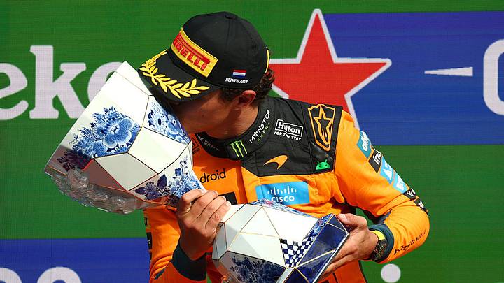 El piloto británico Lando Norris (McLaren) sella su victoria con un beso al trofeo sobre el podio tras conquistar el Gran Premio de los Países Bajos de Fórmula 1 El piloto británico Lando Norris (McLaren) sella su victoria con un beso al trofeo sobre el podio tras conquistar el Gran Premio de los Países Bajos de Fórmula 1
