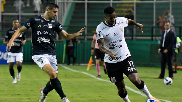 Com time reserva, Corinthians busca empate contra a Portuguesa-RJ