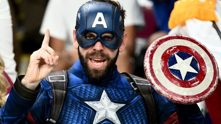 Torcedor dos Estados Unidos fantasiado de Capitão América na Copa do Mundo 2022