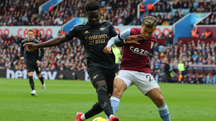 Philippe Coutinho e Bukayo Saka em Aston Villa x Arsenal
