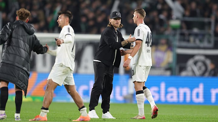 Trainer Eugen Polanski (m.) schätzt den Einsatz von Jan Urbich (r.)