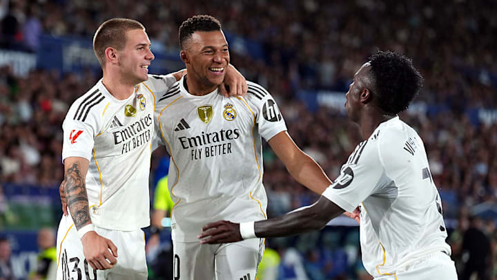 Mastantuono, Mbappé y Vinícius celebran el triunfo del Real Madrid.