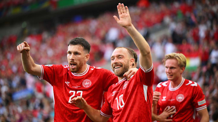 Christian Eriksen y Pierre-Emile Hojbjerg celebran un gol de Dinamarca en la Eurocopa 2024