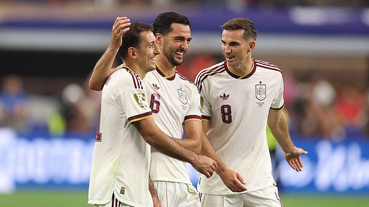 Mikel Oyarzabal (21), Mikel Merino (6) y Fabián Ruiz (8) celebran el pase de España a Cuartos de Final.