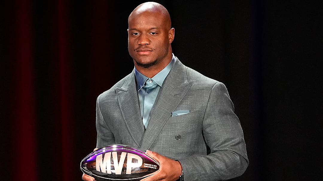 Kenneth Walker III, recibiendo el reconocimiento de MVP del Super Bowl LX.