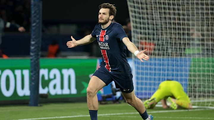 Khvicha Kvaratskhelia, Emiliano Martinez