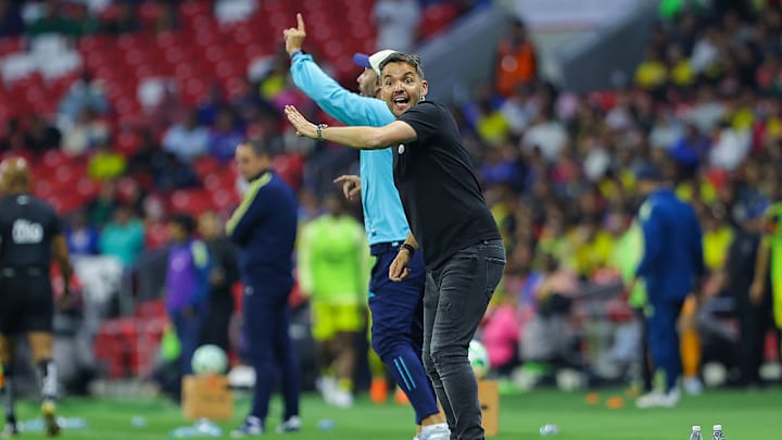 Nicolás Larcamón da indicaciones a jugadores del Cruz Azul