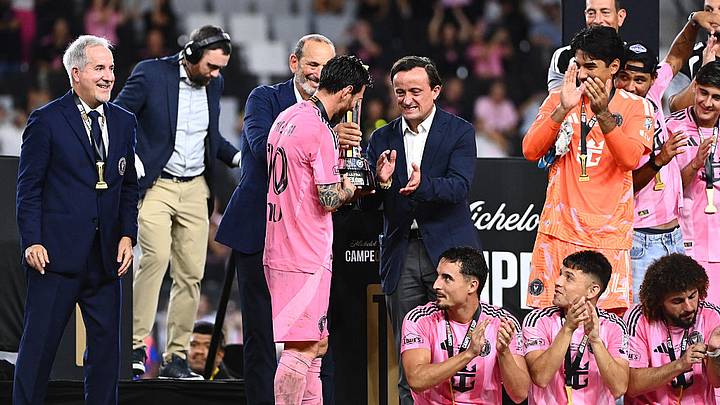 Messi recibe el trofeo de la Campeones Cup de manos de Don Garber y Mikel Arriola. Messi recibe el trofeo de la Campeones Cup de manos de Don Garber y Mikel Arriola.