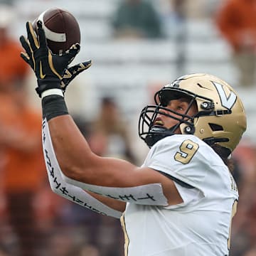 Vanderbilt’s Eli Stowers had the breakout game of the week on Saturday, taking seven catches for 146 yards and two touchdowns.