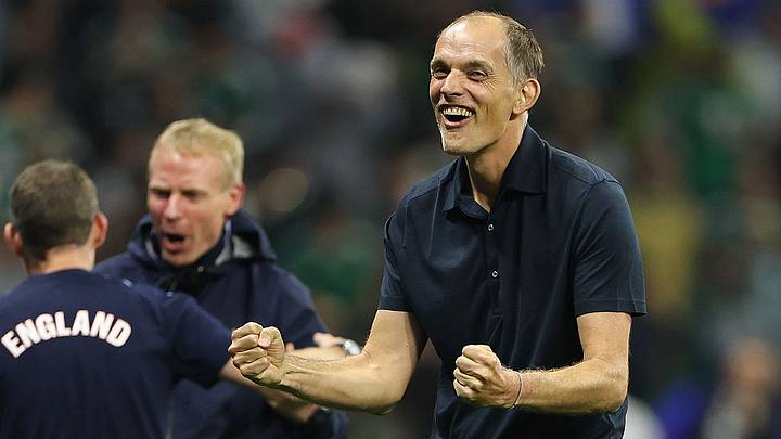 Thomas Tuchel celebró la clasificación de Inglaterra a los cuartos de final, pero encontró un momento para reconocer públicamente el nivel de México y hasta ofrecer una disculpa simbólica por haber terminado con el sueño del equipo de Javier Aguirre. Thomas Tuchel celebró la clasificación de Inglaterra a los cuartos de final, pero encontró un momento para reconocer públicamente el nivel de México y hasta ofrecer una disculpa simbólica por haber terminado con el sueño del equipo de Javier Aguirre.