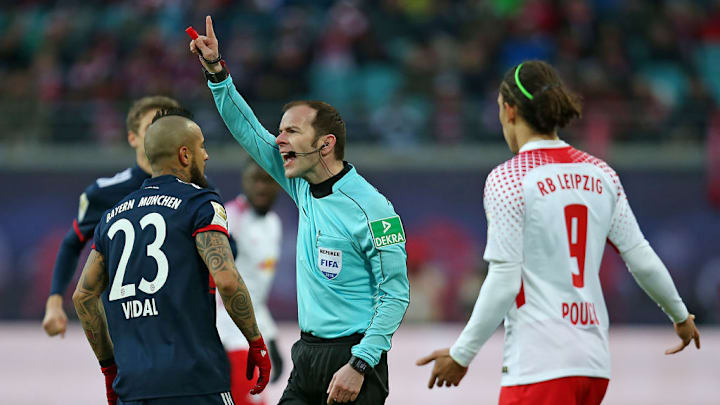 Symbolbild: Arturo Vidal diskutiert mit dem Schiedsrichter Marco Fritz.