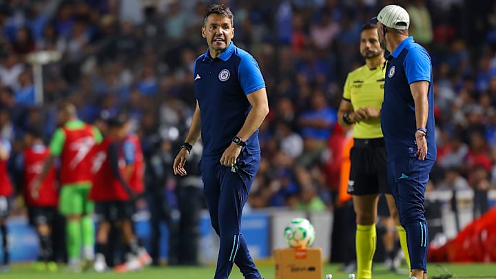 Nicolás Larcamón, entrenador del Cruz Azul, en el partido ante el Querétaro