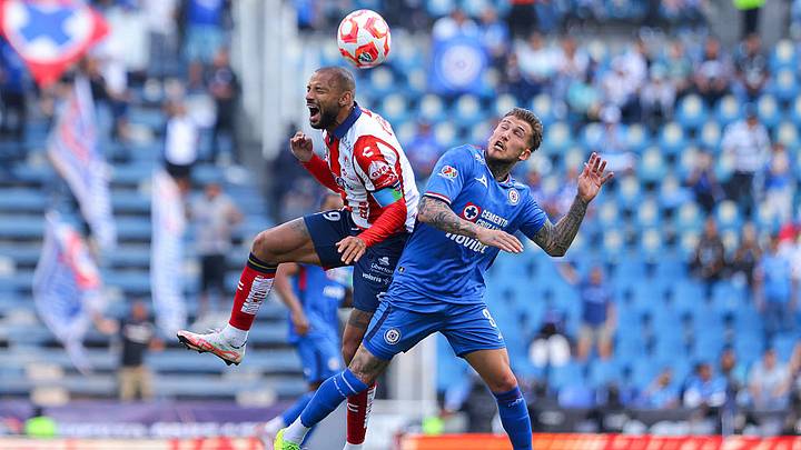 Joao Pedro pelea una pelota con Gonzalo Piovi