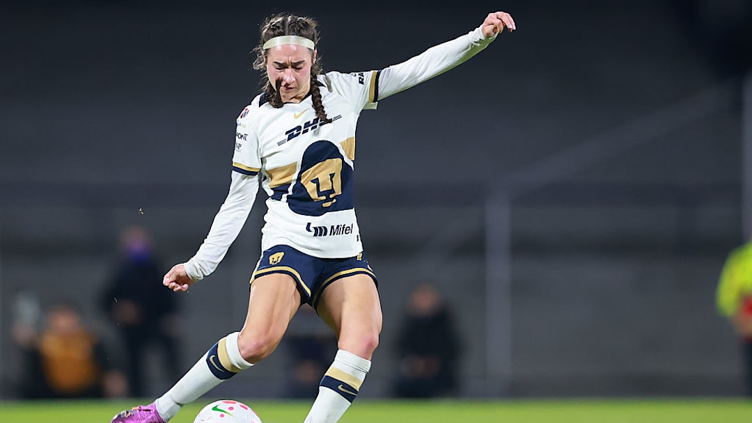 Silvana Flores juega con Pumas femenil.