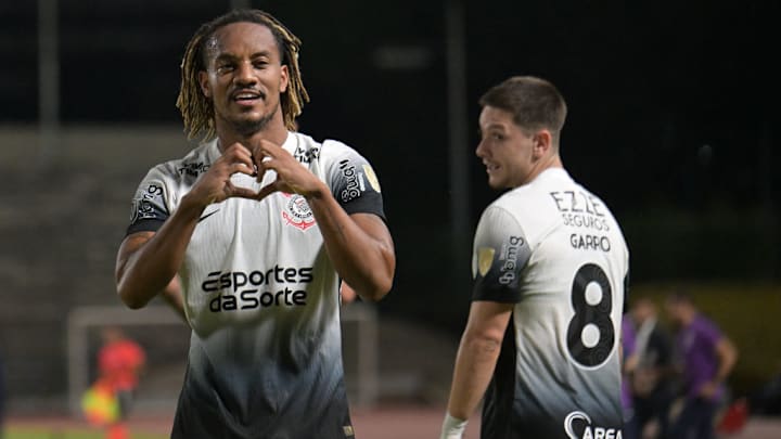FBL-LIBERTADORES-UCENTRALVEN-CORINTHIANS