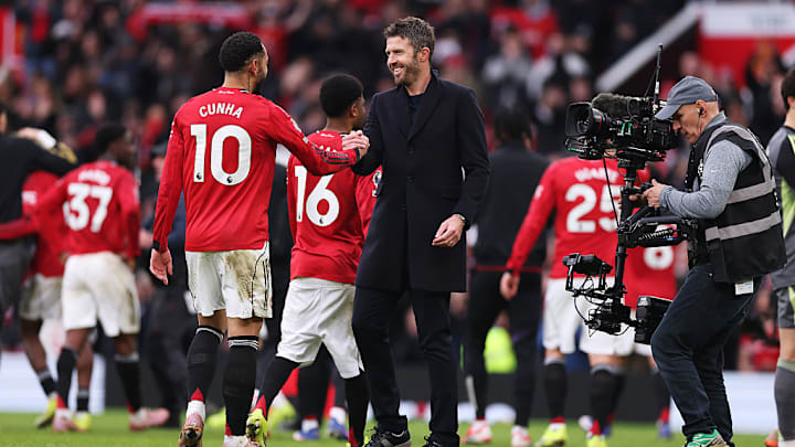 Michael Carrick, DT del Manchester United, felicita a sus jugadores tras el triunfo sobre el City.