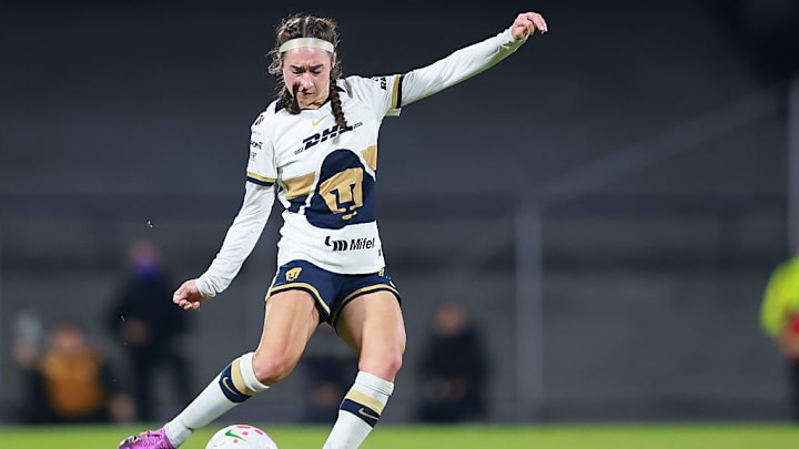 Silvana Flores juega con Pumas femenil.