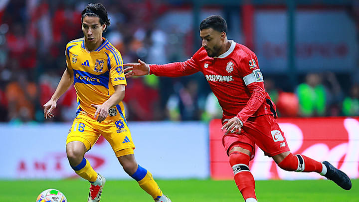Diego Lainez (Tigres) y Alexis Vega (Toluca) disputan un balón en la Liga MX Diego Lainez (Tigres) y Alexis Vega (Toluca) disputan un balón en la Liga MX