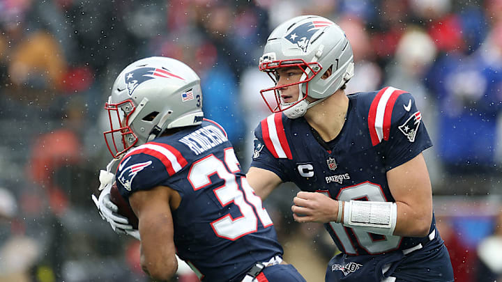 Drake Maye entrega el balón a Treveyon Henderson; los Patriots cayeron ante los Bills. Drake Maye entrega el balón a Treveyon Henderson; los Patriots cayeron ante los Bills.
