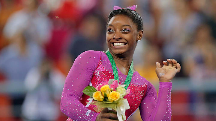 Una abeja vuela cerca de Simone Biles, el 10 de octubre de 2014.