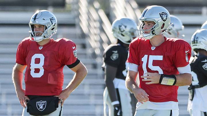 Kirk Cousins #8 y Fernando Mendoza #15, quarterbacks de los Raiders. Kirk Cousins #8 y Fernando Mendoza #15, quarterbacks de los Raiders.