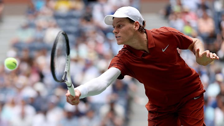 El italiano Jannik Sinner avanzó a la tercera ronda del US Open.