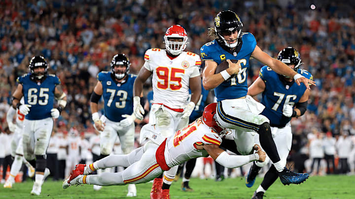 Trevor Lawrence anotó por tierra en dos ocasiones.