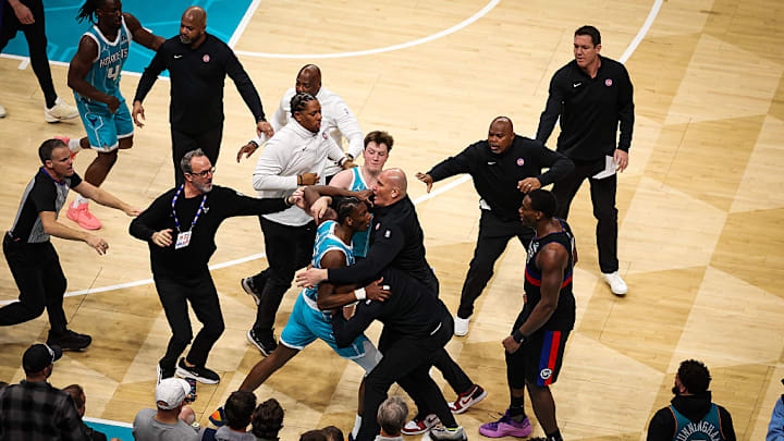 Momento de la bronca entre los Charlotte Hornets y los Detroit Pistons.