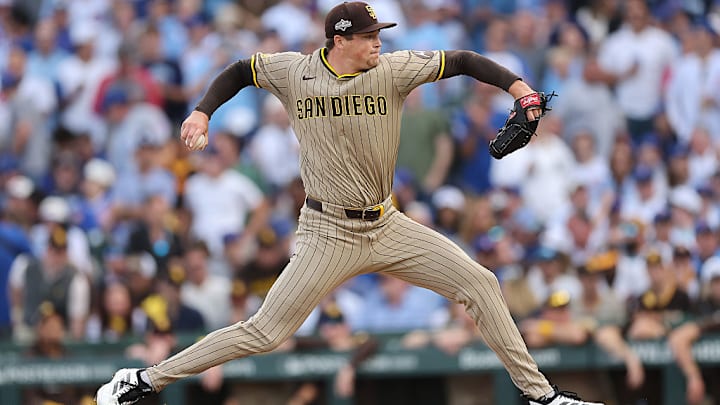 Mason Miller lanza con los San Diego Padres ante los Chicago Cubs en el Wrigley Field.